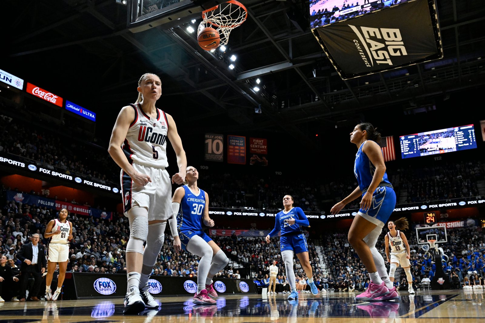 O UConn Paij Bueckers (5) interage depois de fazer uma cesta enquanto tropeça durante a segunda metade da partida de basquete da Universidade da NCAA contra Creighton na Big East Conference, segunda -feira, 10 de março de 2025, em Uncasville, Conn.