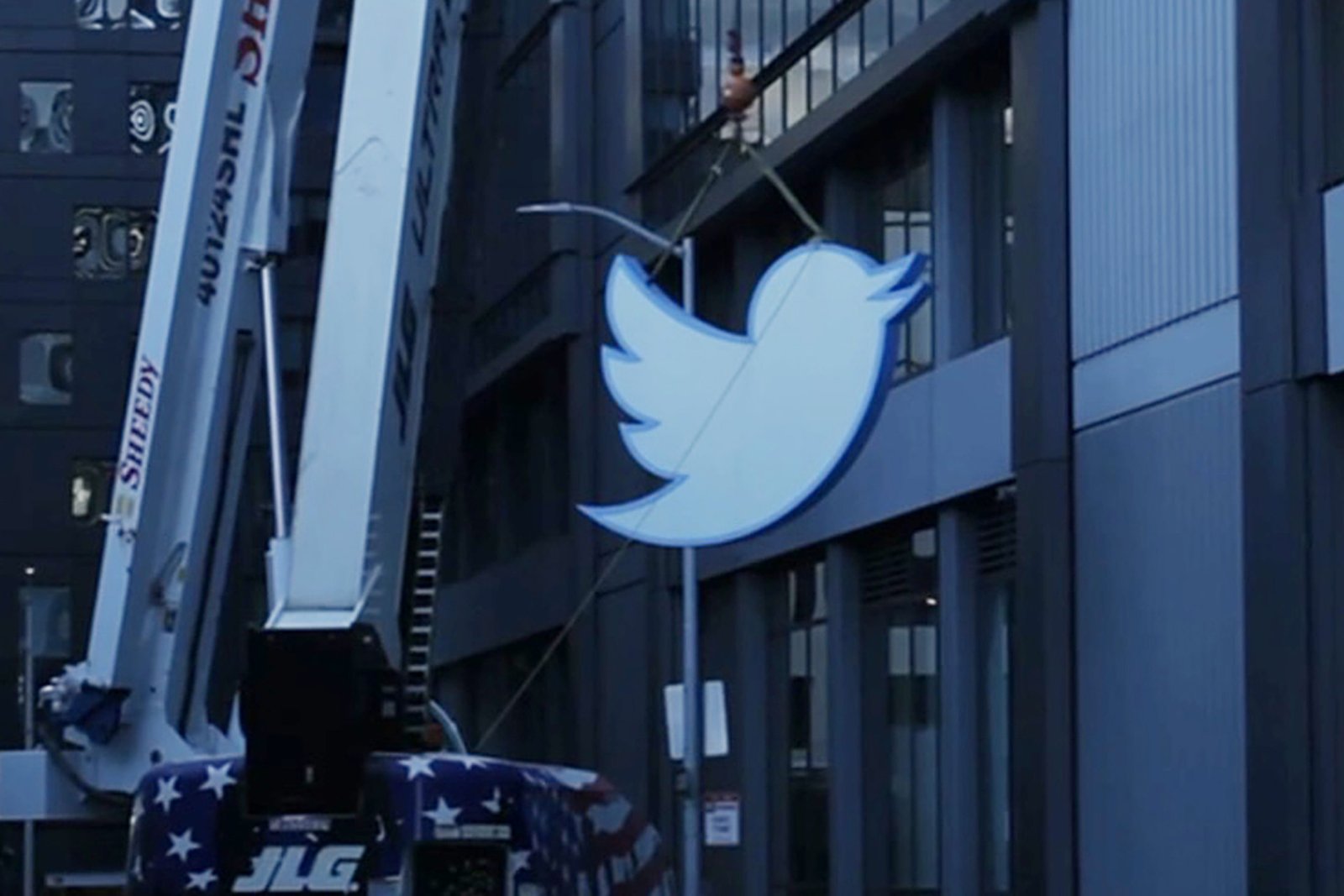 Crane remove a marca do Twitter HQ.