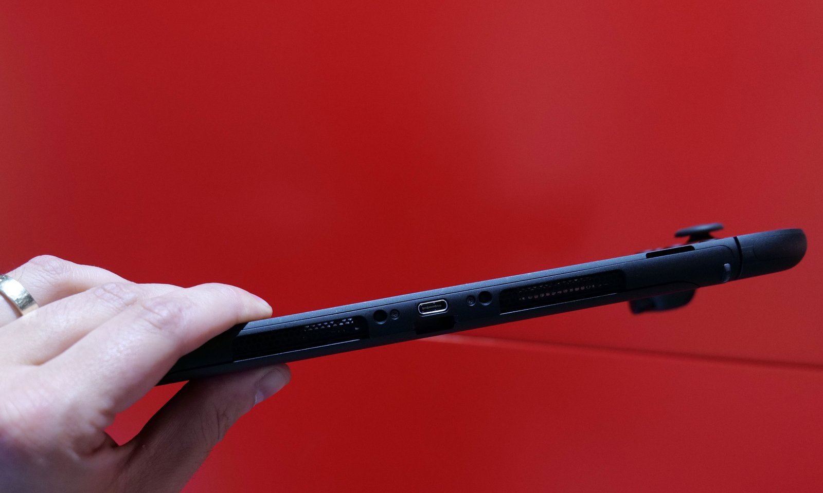 A parte inferior da chave é caracterizada por uma porta USB-C com um videoclipe, mas há outra área no topo para remessa e acessórios.