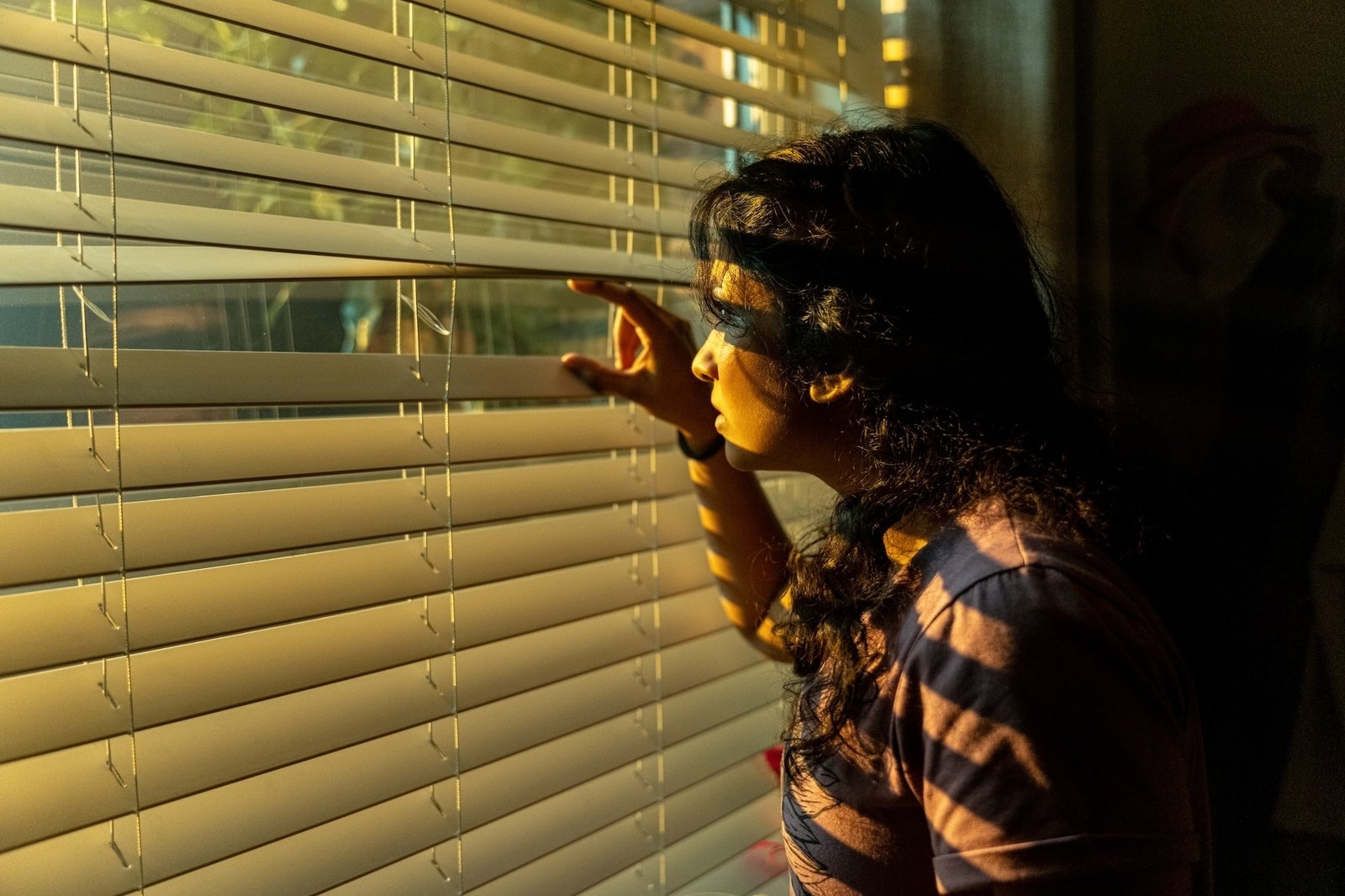 A imagem de Pelinda Chandra tem vista para algumas cortinas.