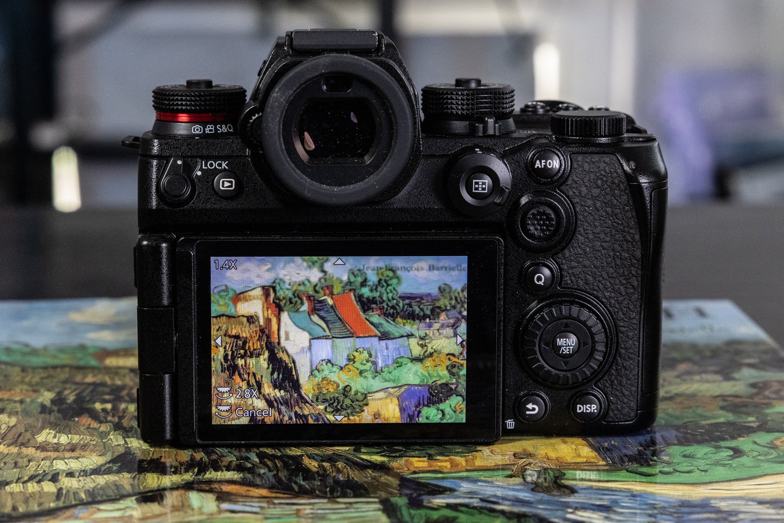 A Panasonic S1R II é uma das câmeras mais bonitas de lá.