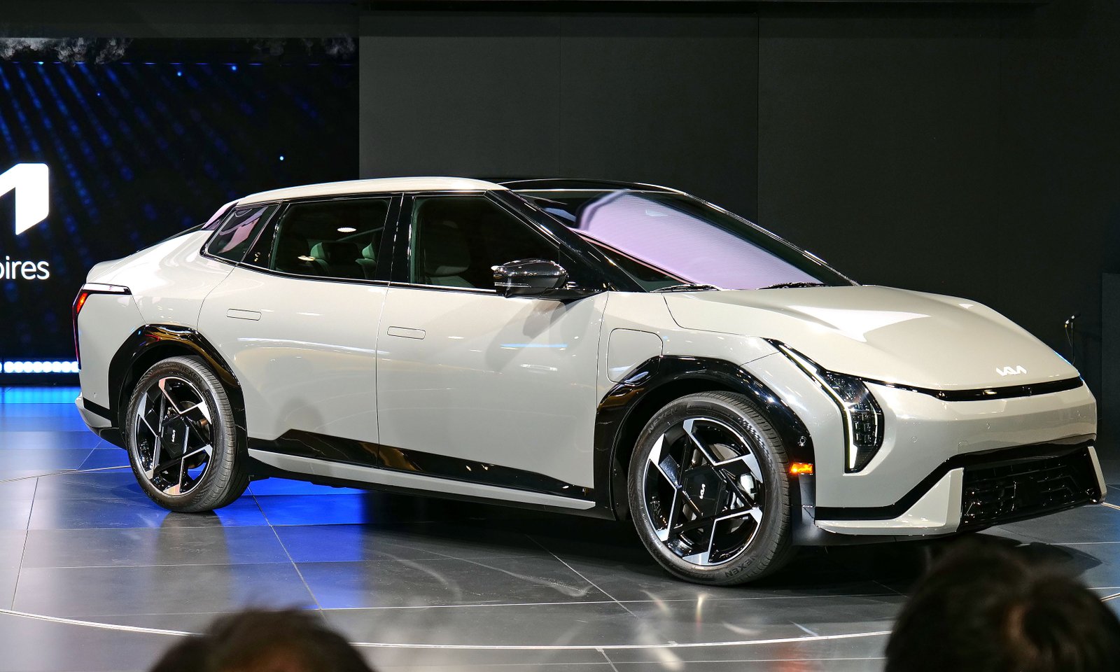 2026 Kia EV4 em sua primeira aparição nos Estados Unidos na Feira Internacional de Nova York para o ano de 2025.