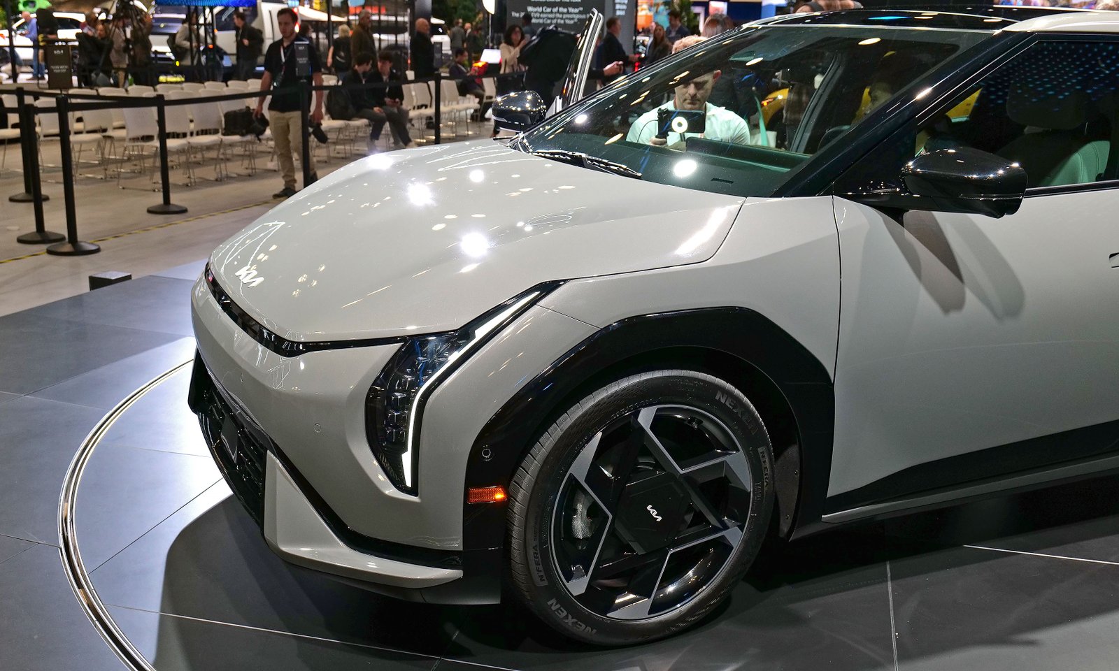A parte da frente do EV4 tem um design muito não convencional, com alguma similaridade familiar com outros EVs Kia.