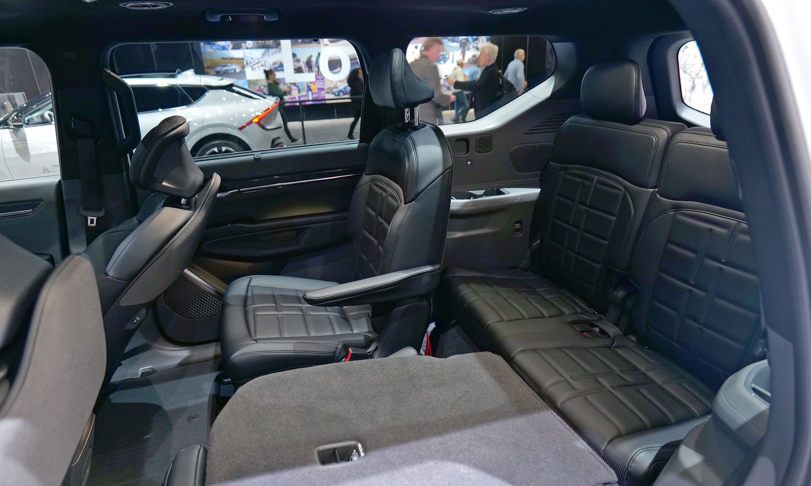 O design de interiores totalmente preto para o EV9 Nightfall.
