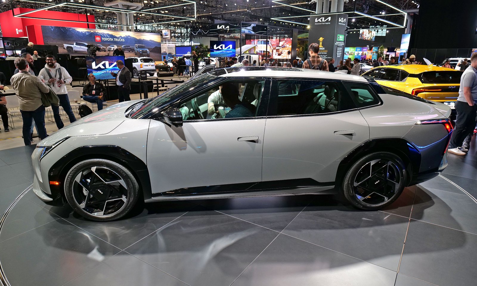 Com o preço inicial esperado variando entre US $ 35.000 e 40.000 dólares, o EV4 deve ser um dos novos EVs a preços razoáveis de 2026.