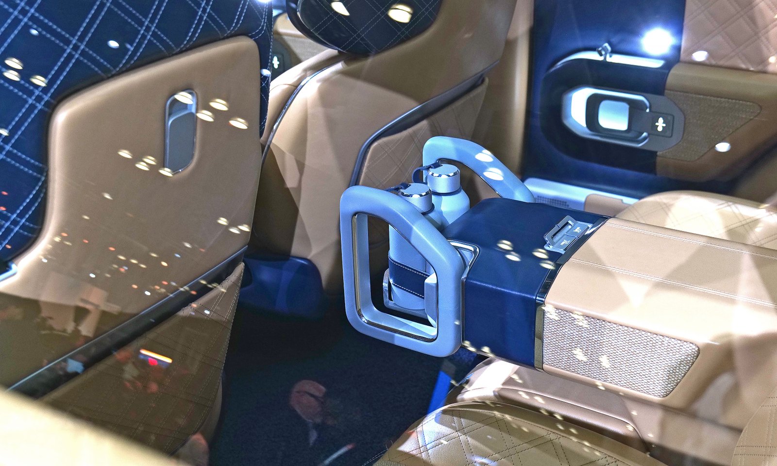 Parece que o armazenamento para as garrafas de água parece ser um sinal para o papel do X Gran Ciarator como um carro de luxo ou um veículo de acampamento.