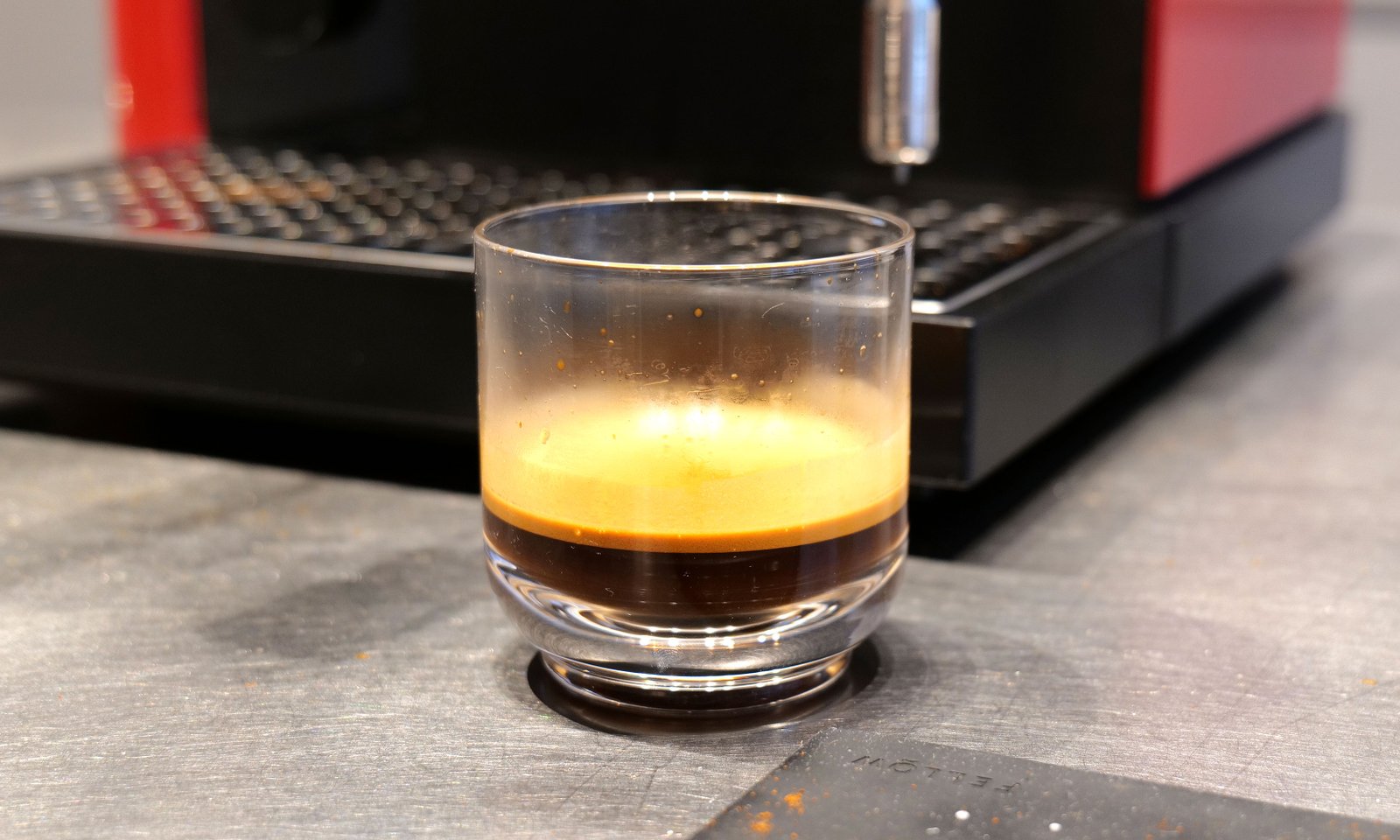 Uma xícara de café expresso feita pela série Espeso 1.