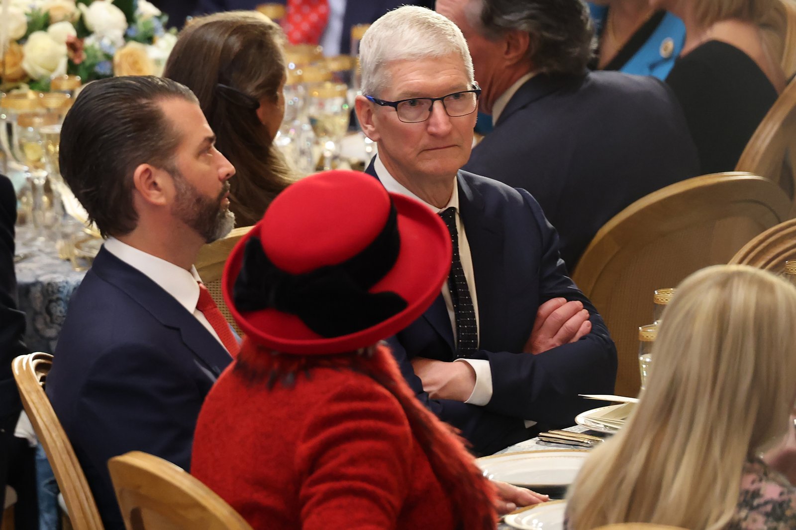 Washington, DC, 20 de janeiro: Tim Cook, CEO da Apple C, está sentado ao lado de Donald Trump Junior no almoço de abertura em 20 de janeiro de 2025 em Washington, DC. Donald Trump assume o cargo pelo segundo período como 47 presidente dos Estados Unidos. (Foto de Kevin Andach/Getty Erch)